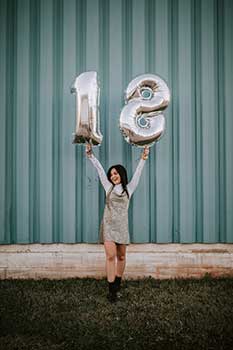 Chica adolescente contenta de cumplir los 18 cumpleaños